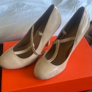 Size 10 Cream/Tan Heels